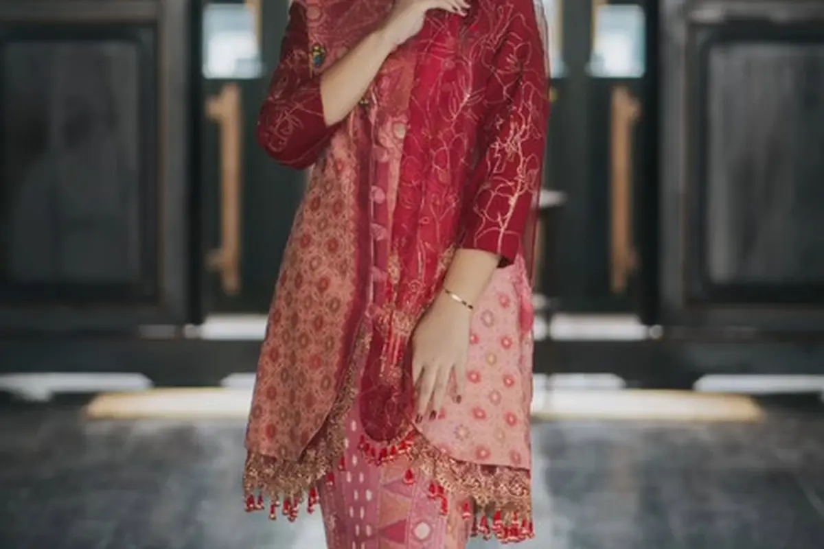 6 Tampilan Anggun Kahiyang Ayu Kenakan Cheongsam di Tahun Baru Imlek, Vibes Perempuan Jawa dengan Sentuhan Oriental