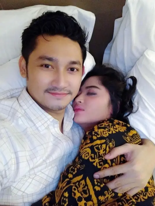 "Apalagi ketauan memang dirinya salah dan menyakiti hati istri dg melecehkannya dan hny mempertahankan rumah tggnya dg kata2 maaf secara live." lanjut bintang Lihat Boleh Pegang Jangan itu. (Instagram/anggawijaya88)