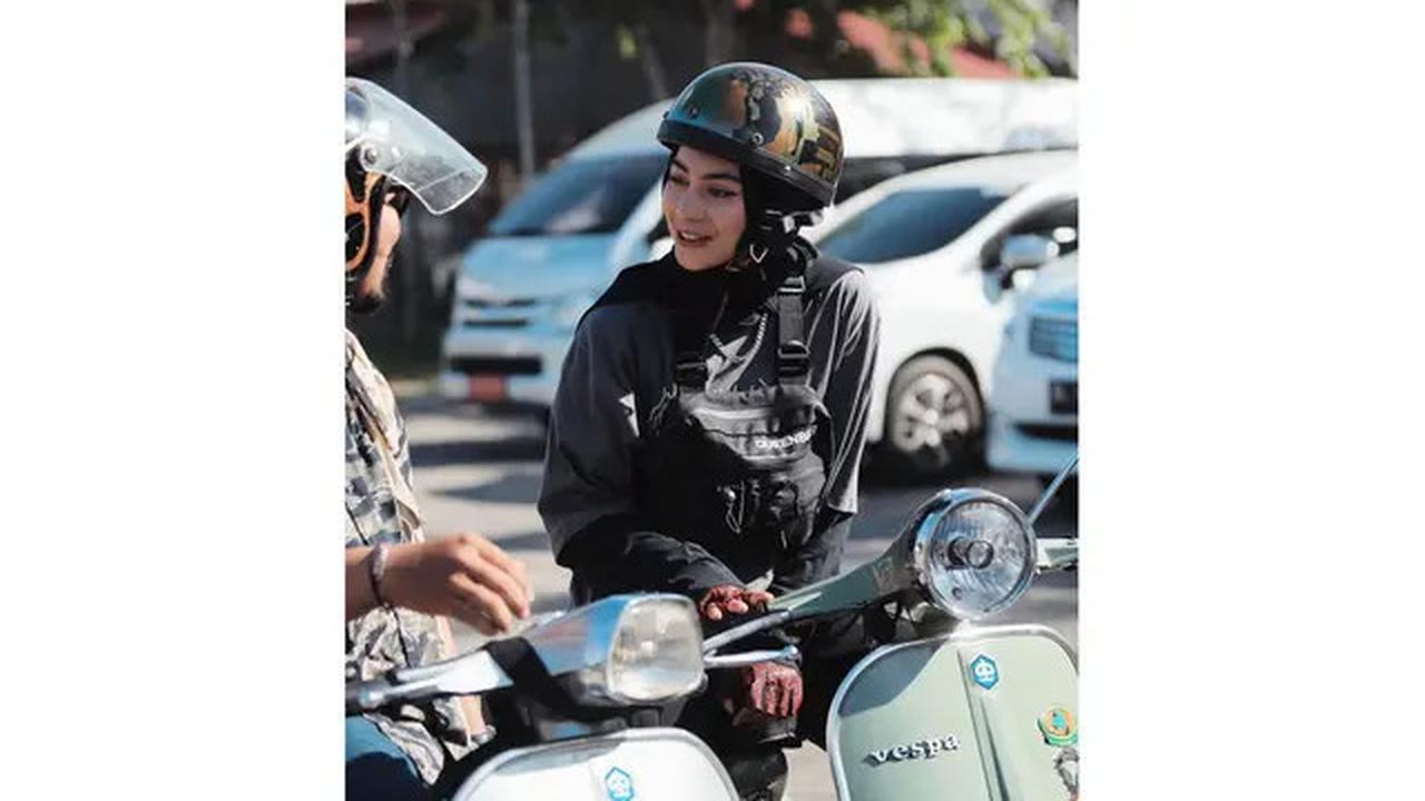 10 Potret Sintya Marisca Kendarai Vespa, Gayanya Curi Perhatian