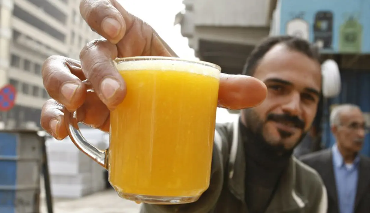 Mual biasanya disebabkan asam lambung yang meningkat, meminum jus jeruk atau air lemon dapat meredakan asam lambung. (AFP Photo)