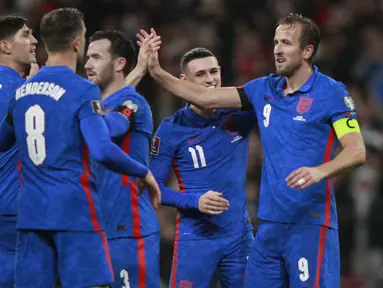 Penyerang Inggris, Harry Kane (kedua kanan) berselebrasi usai mencetak ke gawang Albania pada pertandingan Grup I kualifikasi Piala Dunia 2022 di stadion Wembley di London, Sabtu (13/11/2021). Harry Kane mencetak hattrick dan mengantar Inggris menang atas Albania 5-0. (AP Photo/Ian Walton)