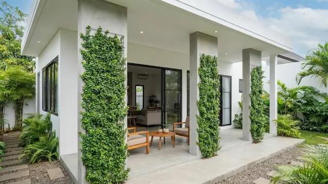 Teras Minimalis Modern dengan Kolom Beton dan Daun Dolar