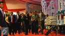 Presiden Joko Widodo didampingi Panglima TNI, Gatot Numantyo melihat pameran Alat Peralatan Pertahanan (Alpalhan) dan Pameran Sentra Pelayanan Pertanian Padi Terpadu (SP3D) di Mabes TNI, Jakarta, Senin (16/1). (Liputan6.com/Angga Yuniar)
