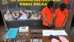 Polres Jaksel menghadirkan dua tersangka dan barang bukti saat rilis kasus begal yang kerap beraksi di Mampang Prapatan, Jakarta, Selasa (19/1). Keduanya membekali diri dengan korek api berbentuk revolver serta pisau dapur. (Liputan6.com/Faisal R Syam)