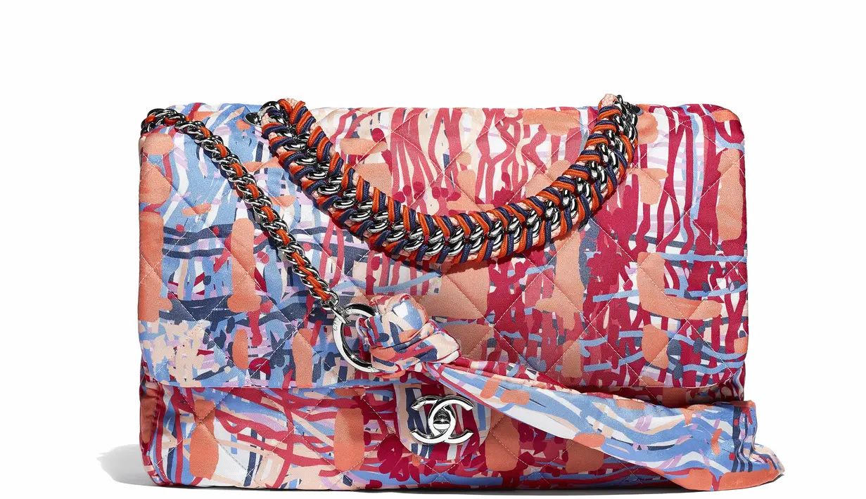Tambahkan gaya minimalis Anda dengan sentuhan penuh warna dari tas berikut ini. (Liputan6.com/pool/Chanel)