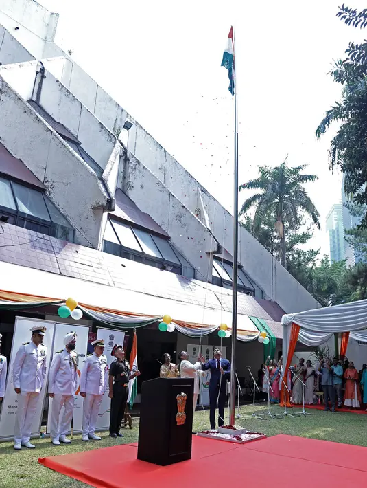 Wakil Duta Besar India untuk Indonesia Shri Prakash Gupta menaikkan bendera nasional India saat upacara peringatan Hari Kemerdekaan ke-73 India di Kedutaan Besar India, Jakarta, Kamis (15/8/2019). Upacara ini diikuti oleh 300 warga berkebangsaan India. (merdeka.com/Iqbal Nugroho)