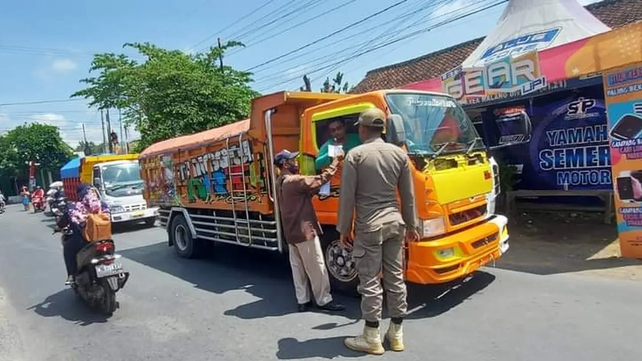 Operasi Pemeriksaan  Surat Keterangan Asal Barang (SKAB)  Truk penambang pasir di Kabupaten Lumajang (Istimewa)