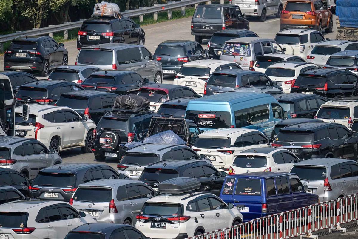 FOTO: Kemacetan Mengular di Gerbang Tol Cikampek Jelang Puncak Arus  Mudik Lebaran 2026