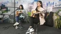 Mayang dan Chika saat perform setelah tampil dalam acara Podcast di studio Liputan6.com, Jakarta, Rabu (19/1/2022). Dalam acara bincang ringan tersebut, adik dari mendiang Vannesa Angel tersebut banyak bercerita seputar kehidupan dan karier. (Liputan6.com/Helmi Fithriansyah)