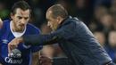  Pelatih Everton, Roberto Martinez memberikan instruksi kepada anak asuhnya Leighton Baines pada lanjutan Liga Premier Inggris di Stadion Goodison Park, Liverpool, Senin(4/1/2016) dini hari WIB. (Reuters/Andrew Yates)