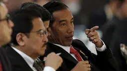 Presiden Joko Widodo (kanan) menghadiri forum bisnis Indonesia di Tokyo, Jepang, Selesa (24/3/2015). Presiden Joko Widodo berada di Jepang untuk kunjungan empat hari. (REUTERS /Yuya Shino)