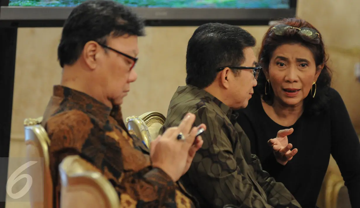 Menteri Kelautan dan Perikanan Susi Pudjiastuti (kanan) berbincang dengan Ketua Komisioner OJK Muliaman D. Hadad sebelum mengikuti sidang kabinet paripurna di Istana Negara, Jakarta, Jumat (9/9). (Liputan6.com/Faizal Fanani)