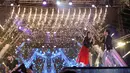 Acara bertajuk Gempita 2017 yang disiarkan secara langsung oleh SCTV itu dipadati penonton yang siap merayakan malam pergantian tahun. Ribuan penonton memadati area Pantai Karnaval, Ancol, Sabtu (31/12/2016) malam. (Nurwahyunan/Bintang.com)