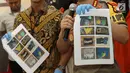 Kapolres Jakarta Selatan Kombes Indra Jafar (kanan) menunjukkan barang bukti kasus bentrok suporter Persija Jakarta dengan PSM Makassar saat rilis di Polres Jakarta Selatan, Jumat (9/8/2019). Para tersangka dikenakan Pasal 170 KUHP dengan ancaman hukuman 7 tahun penjara. (Liputan6.com/Faizal Fanani)