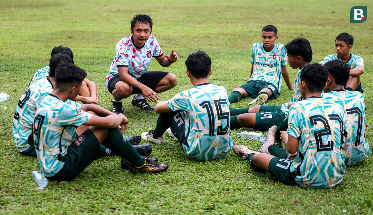 Asisten Pelatih Qorby Haqqul Adam memberikan instruksi kepada para pemain Korea-Korea Selecao menjelang laga uji coba melawan Akademi Sepak Bola Intinusa Olah Prima (ASIOP) di Lapangan Sutasoma, Halim, Jakarta Timur, Selasa (18/11/2024). (Bola.com/Bagaskara Lazuardi)