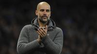 Pelatih Manchester City, Pep Guardiola, memberikan aplaus usai laga melawan Leicester City pada laga  Premier League di Stadion Etihad, Senin (6/5). Manchester Citymenang 1-0 atas Leicester City. (AP/Rui Vieira)