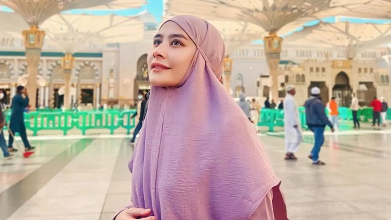 7 Potret Prilly Latuconsina saat Jalani Ibadah Umroh, Penampilan Berhijab Curi perhatian
