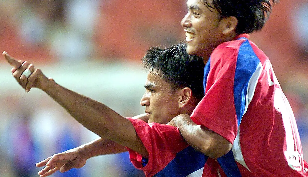 Sebagai pemain, Kiatisuk Senamuang juga berhasil mengoleksi trofi Piala AFF sebanyak 3 kali pada edisi 1996, 2000 dan 2002 bersama Timnas Thailand. Sementara di ajang SEA Games, pemain yang berposisi sebagai striker dan pensiun pada Januari 2007 bersama HAGL FC ini total mengoleksi 4 medali emas bersama Timnas Thailand pada empat SEA Games berturut-turut mulai 1993 hingga 1999. (AFP/Pornchai Kittiwongsakul)