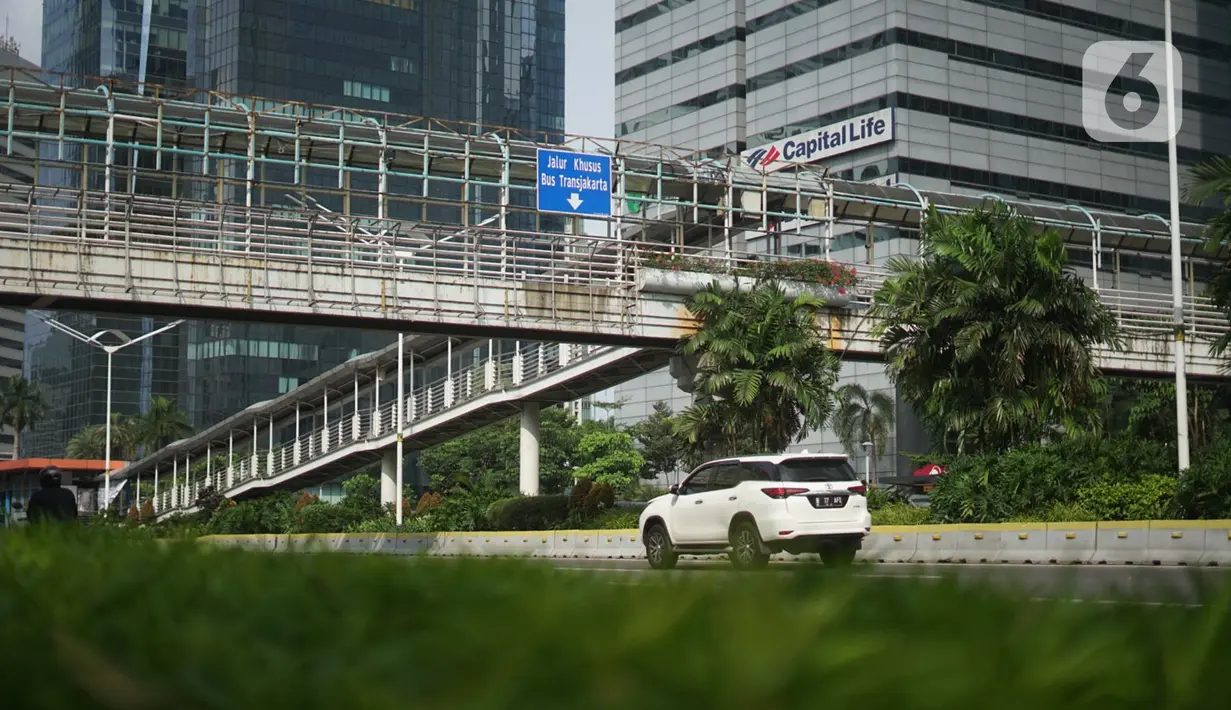 Suasana JPO yang juga akses menuju Halte Transjakarta Karet di Jakarta, Kamis (12/11/2020). Proyek tersebut diperkirakan akan dimulai pada Desember 2020 mendatang. (Liputan6.com/Immanuel Antonius)
