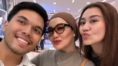 Inilah momen Thariq Halilintar tunangan Aaliyah belanja bareng Reza Artamevia. Mereka bak sudah jadi keluarga lewat kedekatan ini. (Liputan6.com/IG/@thariqhalilintar)
