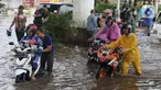 Pengendara terpaksa mendorong motornya yang mogok akibat memaksa melintasi banjir yang menggenangi jalan Ciledug Raya, Jakarta Selatan, Sabtu (6/7/2024). (Liputan6.com/Angga Yuniar)