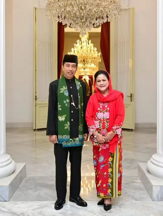 Potret manis penampilan Presiden Jokowi dan Ibu Negara dalam balutan baju adat Betawi di acara Istana Berkebaya. Iriana Jokowi memilih kebaya encim merah dan batik, serta selendang merah yang serasi. [Foto: Instagram/jokowi]