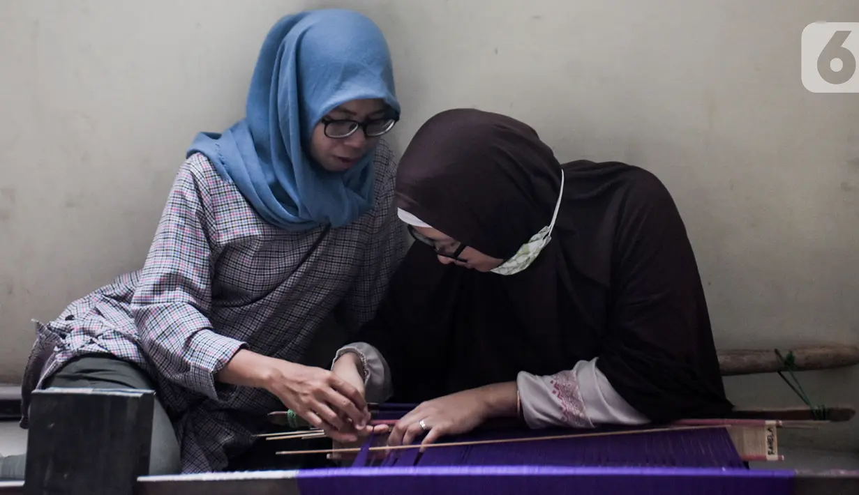 Warga mengikuti pelatihan pembuatan kain tenun motif Betawi di Rusunawa Jatinegara, Jakarta, Rabu (13/11/2019). Pemerintah akan memprioritaskan penyaluran KUR kelompok, seiring dengan diturunkannya suku bunga KUR per 1 Januari 2020 menjadi 6 persen, dari  7 persen. (Liputan6.com/Angga Yuniar)