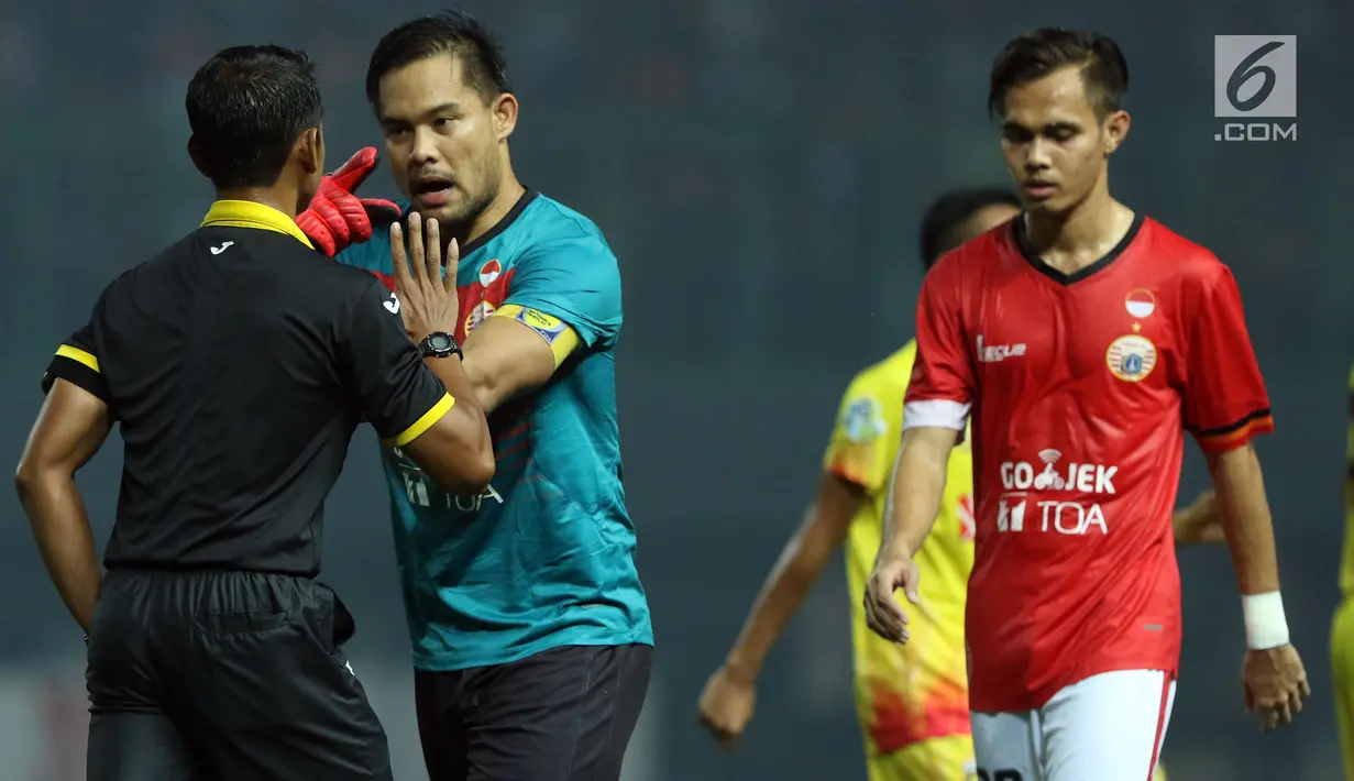 Kapten tim Persija, Andritany (kedua kiri) melakukan protes kepada wasit Yeni Krisdianto saat melawan Bhayangkara FC pada laga penutup Liga 1 Indonesia di Stadion Patriot Candrabhaga, Bekasi, Minggu (12/11). (Liputan6.com/Helmi Fithriansyah)