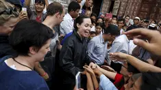 Utusan khusus UNHCR, Angelina Jolie (tengah) berjabat tangan dengan sejumlah pengungsi etnis Kachin saat melakukan kunjungan ke ibukota Myitkyina, Myanmar, Rabu (30/7/2015). (REUTERS/Soe Zeya Tun)
