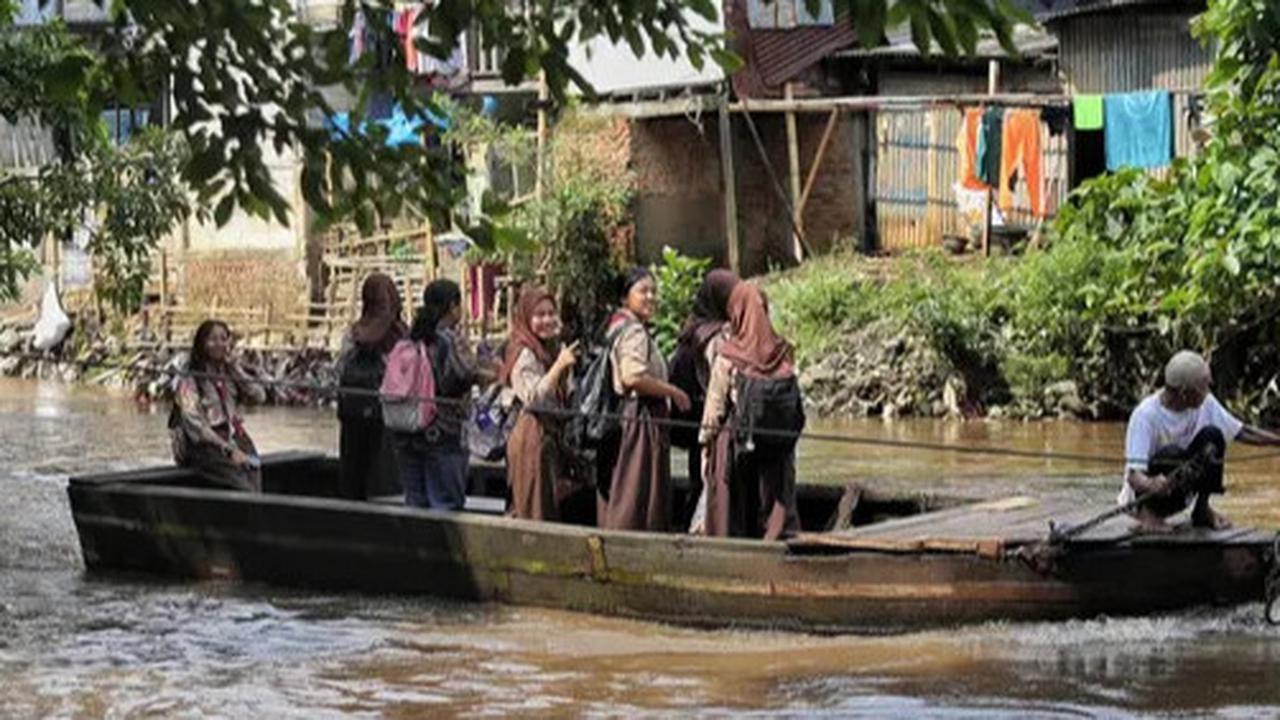 FOTO: Perahu Eretan Masih Jadi Andalan di Sungai Ciliwung