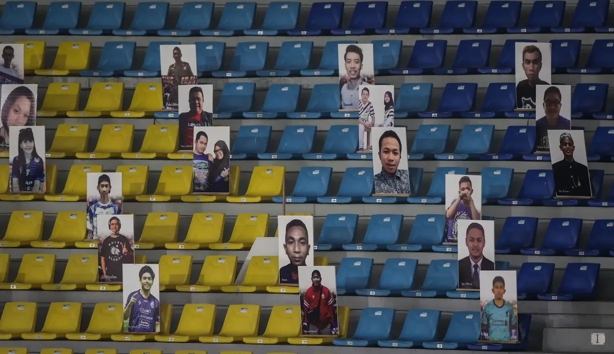 Sejumlah papan berwajah para fans Arema FC terlihat saat laga pekan kesebelas BRI Liga 1 2021/2022 antara Arema FC melawan Persebaya Surabaya di Stadion Manahan, Solo, Sabtu (06/11/2021). (Bola.com/Bagaskara Lazuardi)