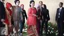 Ibu Negara Iriana Jokowi bersama Mufidah Jusuf Kalla saat menghadiri sidang tahunan MPR RI di ruang rapat paripurna 1 Gedung Nusantara, Jakarta, Selasa (16/8). (Liputan6.com/Faizal Fanani)
