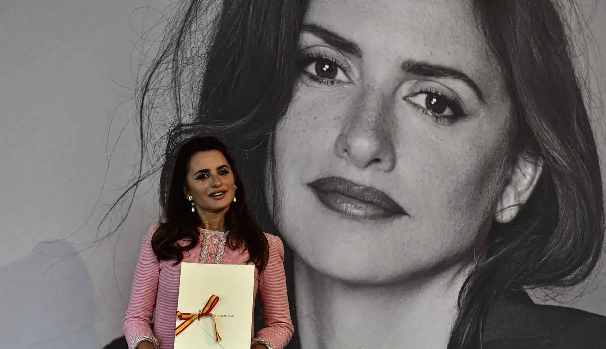 Penelope Cruz menerima Penghargaan Sinematografi Nasional Spanyol di Festival Film San Sebastian ke-70 di San Sebastian, Spanyol utara 17 September 2022. Penelope menampilkan Dua potong trim berulir abu-abu di sepanjang ujung dan kerah, di samping detail kancing ke bawah. (AP Photo/Alvaro Barrientos)