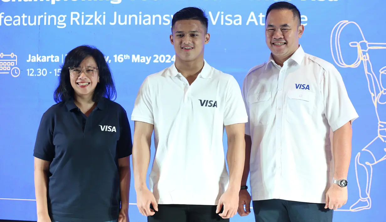 Lifter Indonesia, Rizki Juniansyah terpilih menjadi bagian Tim Visa untuk Olimpiade Paris 2024. Kepastian bergabungnya lifter asal Serang berusia 20 tahun tersebut diumumkan dalam konferensi pers yang digelar di The Residence OnFive, Grand Hyatt, Jakarta, Kamis (16/5/2024). Dalam Olimpiade dan Paralimpiade Paris 2024, Visa sebagai mitra pembayaran global di seluruh dunia mendukung total 117 atlet dari 60 negara dan 40 cabang olahraga, salah satunya Rizki Juniansyah. (Bola.com/Syahkist Afi)