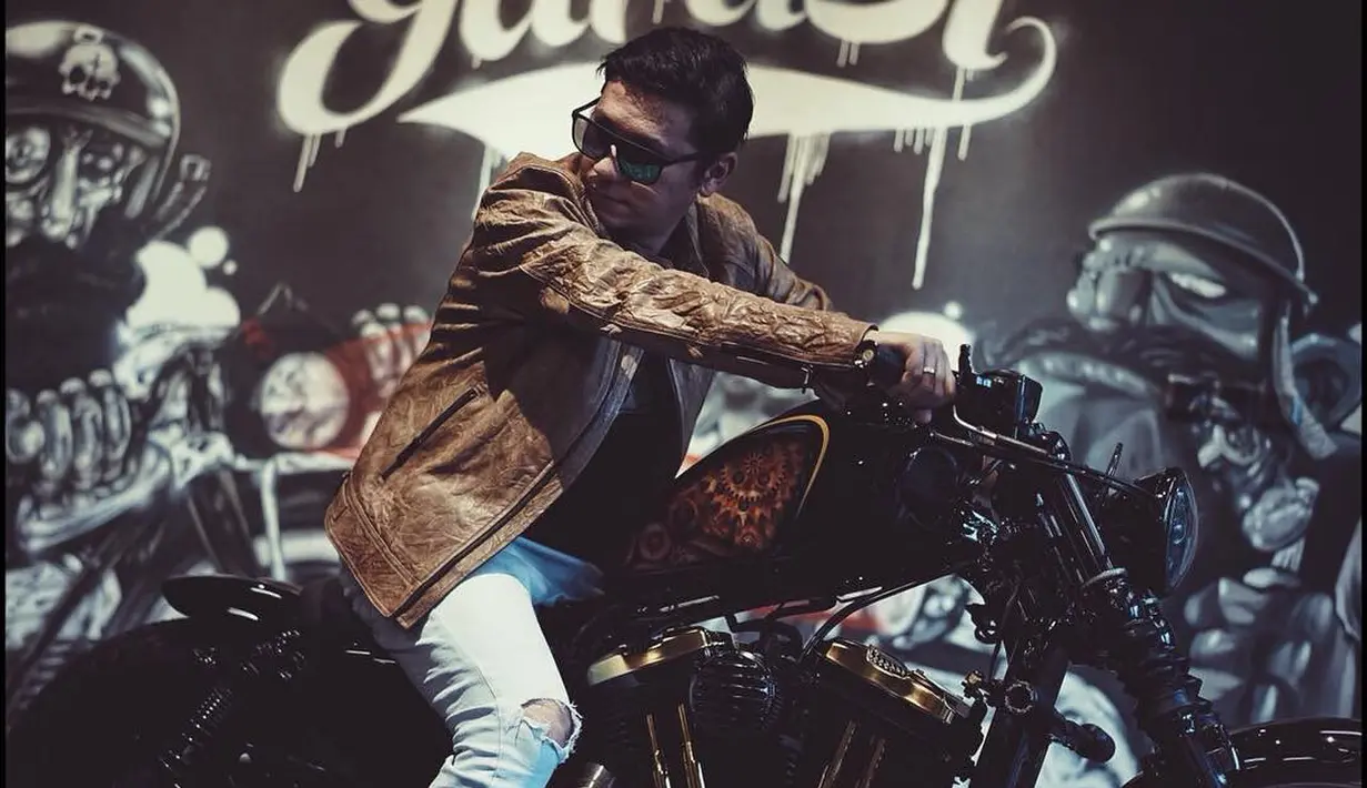 Selain memiliki hobi fotografi ternyata Gading Martin punya hobi yang lain, yaitu motor gede. Gading kerap mengunggah foto dirinya yang sedang duduk di atas motor gede. (Liputan6.com/gadiiing)
