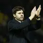  Pelatih Tottenham, Mauricio Pochettino memberikan tepuk tangan kepada suporter pada lanjutan Liga Premier Inggris di Stadion Vacarage Road, Inggris, Selasa (29/12/2015) dini hari WIB. Spurs menang 2-1. (Reuters/Eddie Keogh)