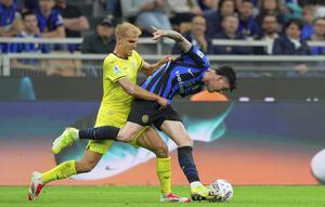Gustav Isaksen mencoba merebut bola dari Alessandro Bastoni di pertandingan Inter Milan vs Lazio, Senin (19/5/2025) (Spada//LaPresse via AP)