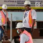 Sejumlah pekerja mengikuti pelatihan dan sertifikasi tenaga kerja konstruksi dan bidang bangunan umum di Workshop Balai Jasa Konstruksi, Jakarta (6/12). (Liputan6.com/Faizal Fanani)