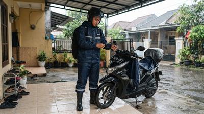10 Perlengkapan Wajib di Motor saat Memasuki Musim Hujan, Siapkan Sebelum Berkendara