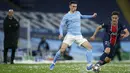 Gelandang Manchester City, mengontrol bola dari kawalan gelandang PSG, Ander Herrera pada leg kedua semifinal Liga Champions di stadion Etihad, Rabu (5/5/2021).City menang atas PSG 2-0. (AP Photo/Dave Thompson)