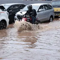 Siapa yang merasa paling dirugikan saat Jakarta banjir? Tentulah para cewek, karena cewek selalu benar! Hahaha… (Bintang.com/Deki Prayoga)