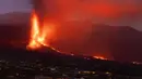 Lava mengalir dari gunung berapi yang meletus di Canary, Pulau La Palma, Spanyol, 26 Oktober 2021. Aliran lava baru telah muncul setelah runtuhnya sebagian kawah dan mengancam akan menelan daerah yang sebelumnya tidak terpengaruh. (AP Photo/Emilio Morenatti)