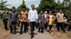 Presiden Joko Widodo (Jokowi) meninjau program padat karya tunai di Desa Pematang Panjang, Kabupaten Banjar, Kalimantan Selatan, Senin (26/3). Jokowi didampingi Gubernur Kalsel H Sahbirin Noor dan Bupati Banjar H Khalilurrahman. (Liputan6.com/Pool)