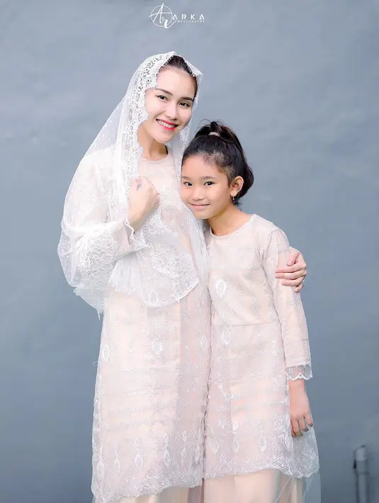 Ayu Ting-Ting dan Bilqis terlihat kompak dalam busana muslim renda nude putih [@ayutingting92]