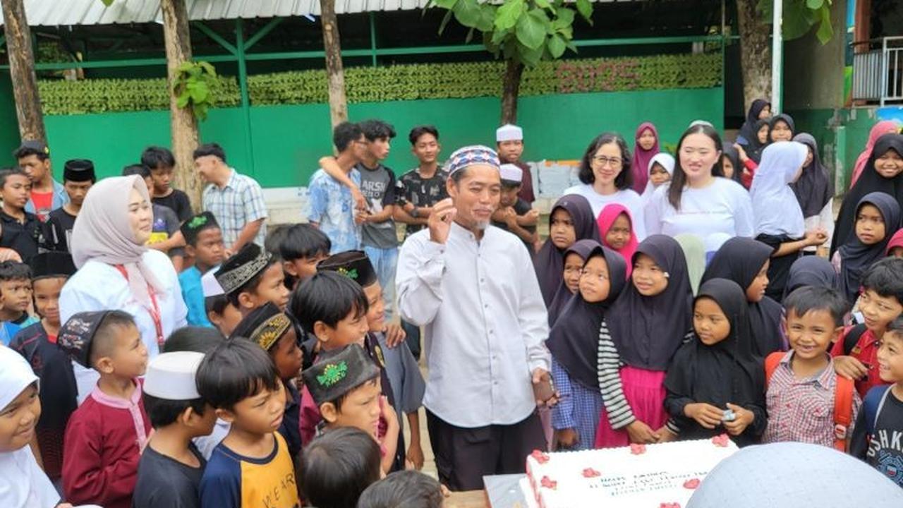 Ranch Market Salurkan Ratusan Paket Bantuan untuk Anak Sekolah Alam Bantar Gebang
