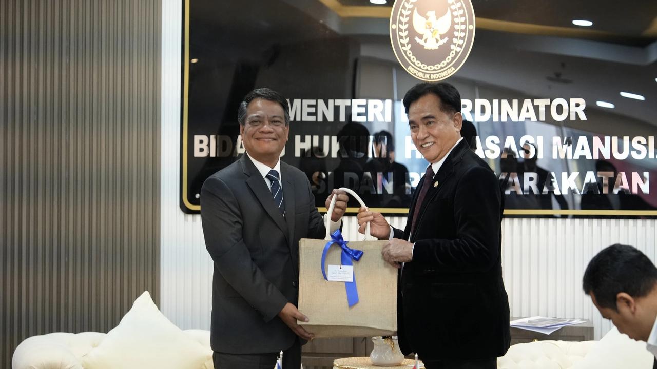 menko yusril bertemu dubes filipina