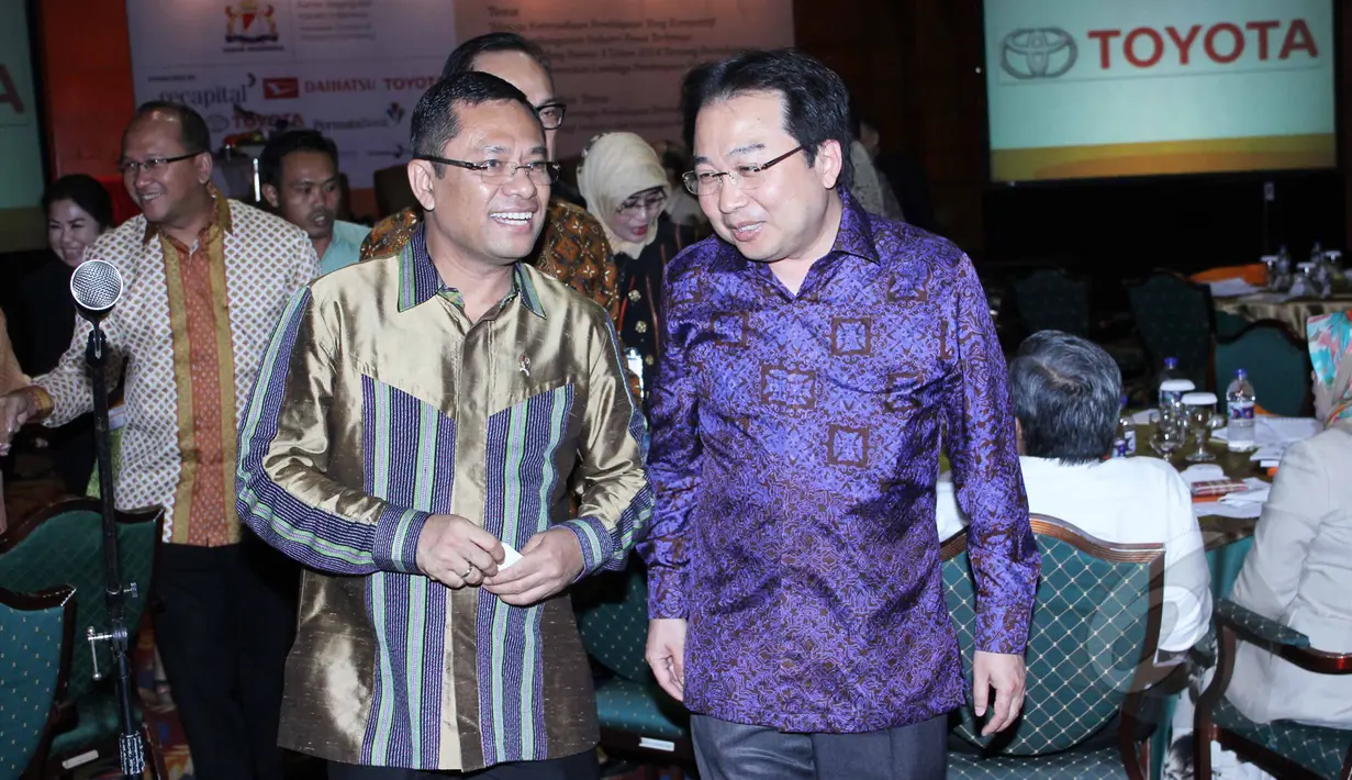 Menteri Perindustrian, Saleh Husin (kiri) terlihat berbincang dengan salah satu peserta disela-sela Seminar Nasional Pembiayaan Investasi di Jakarta, Selasa (5/5/2015). (Liputan6.com/Helmi Afandi)