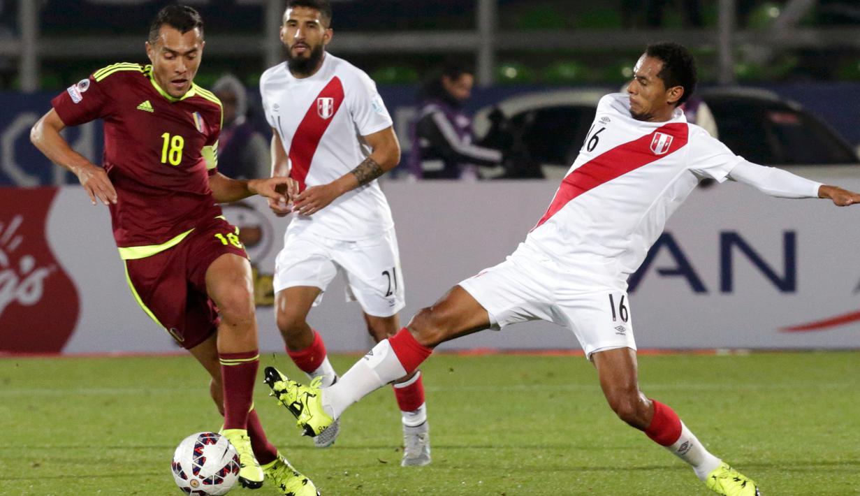 Gelandang Venezuela, Juan Arango (kiri) berusaha melewati pemain Peru, Carlos Lobaton saat pertandingan Copa Amerika 2015 di Estadio Elías Figueroa, Chile, Kamis (18/6/2015). Peru menang 1-0 atas Venezuela. (REUTERS/David Mercado)
