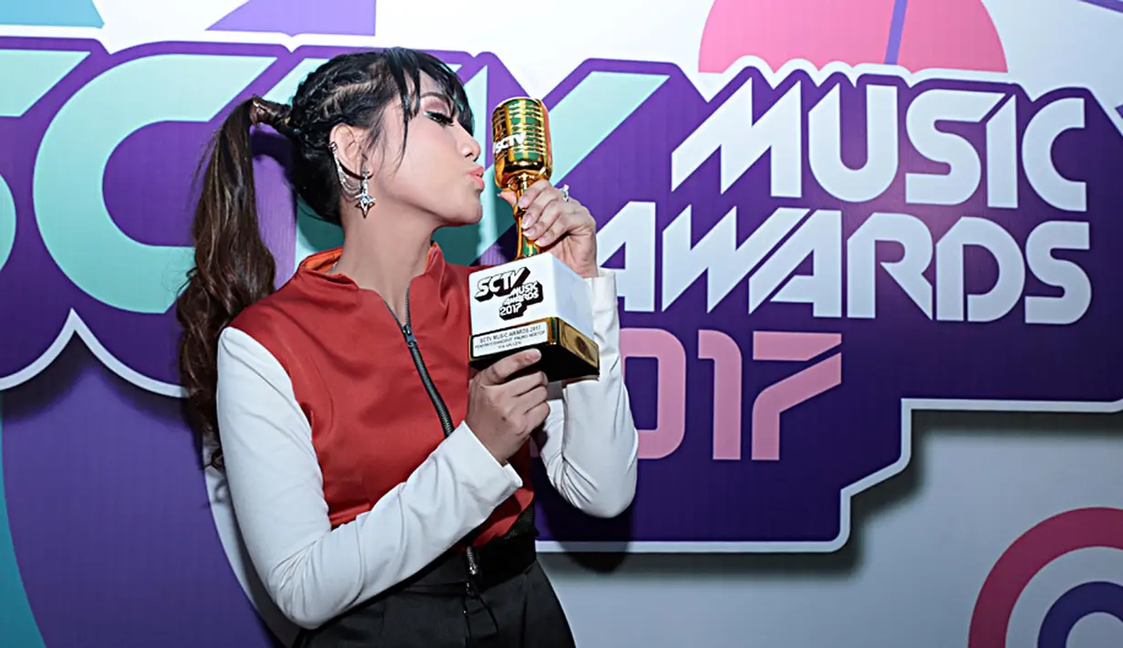 Via Vallen berhasil meraih dalam kategori Penyanyi Dangdut Paling Ngetop SCTV Music Awards 2017. Via berhasil mengalahkan para penyanyi dangdut papan atas seperti Ayu Ting Ting, Nassar, Zaskia Gotik dan Cita Citata. (Deki Prayoga/Bintang.com)