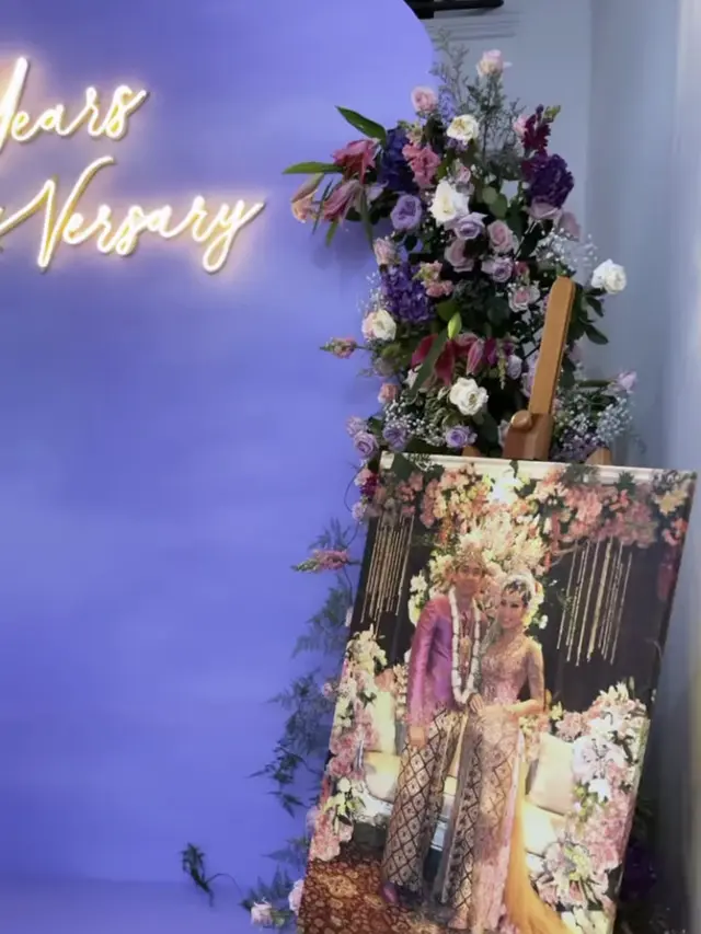 Momen Perayaan Anniversary Ke-9 Ayu Dewi dan Regi Datau, Nostalgia Pakai Baju Nikah. (Sumber: Instagram/mrsayudewi)